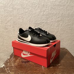 Nike Cortez  ( Size: 7 )