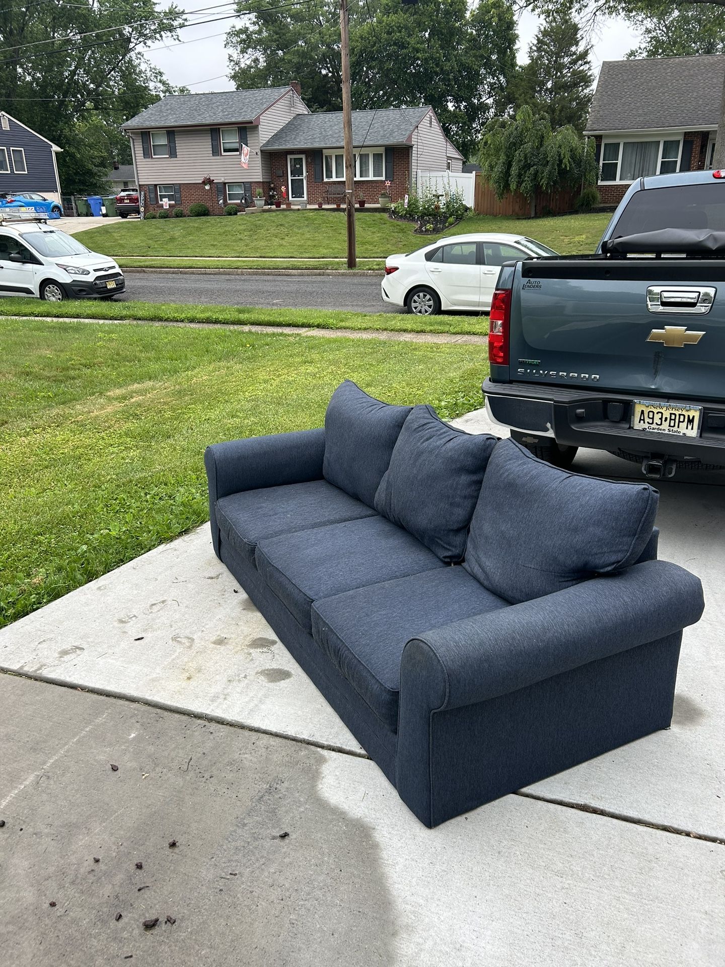 *FREE DELIVERY* Beautiful Navy Blue Sleeper Couch