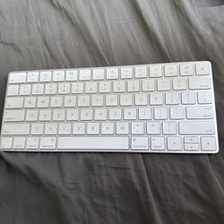 Apple White Keyboard Very Good Lightning 