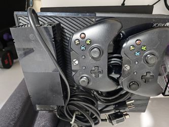 Xbox One 500gb 2 Controllers