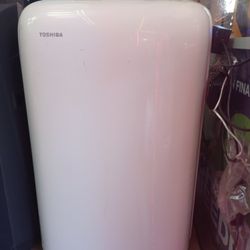Best Deals.  8000btu Portable Ac By Toshiba.  Complete Set With Windows Hose And Remote.  Brand New 
