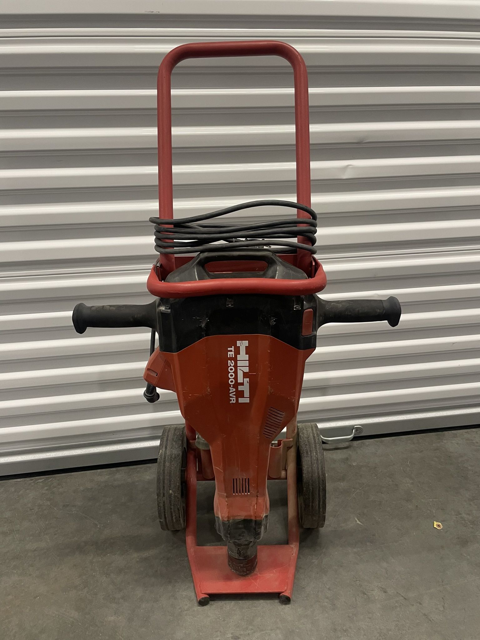 Hilti 15 Amp 120V TE 2000-AVR Polygon Demolition Jack Hammer Concrete Breaker Kit with Cord and (4) 1 in. Chisels