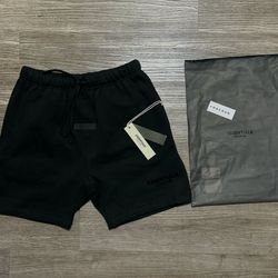 Black essential shorts