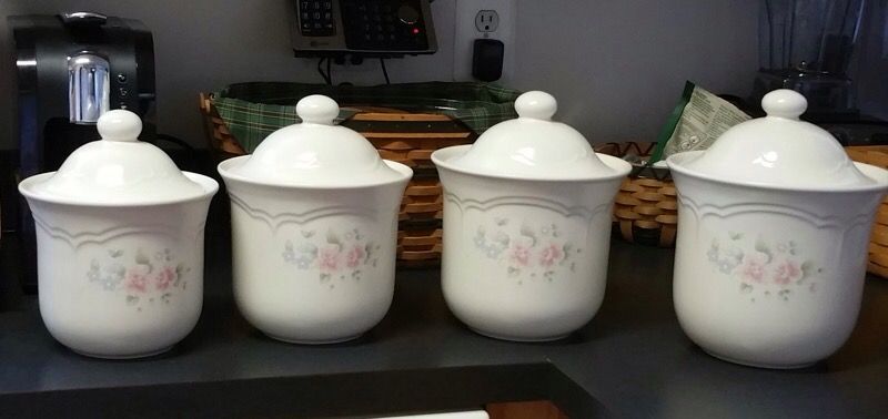Pfaltzgraff, Tea Rose canister set. 4 canisters with lids.