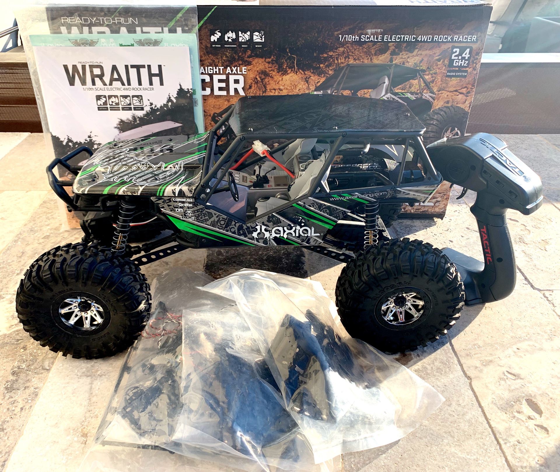 AXIAL WRAITH BRAND NEW NEVER USED WITH BATTERY! 1/10TH SCALE RC ROCK RACER