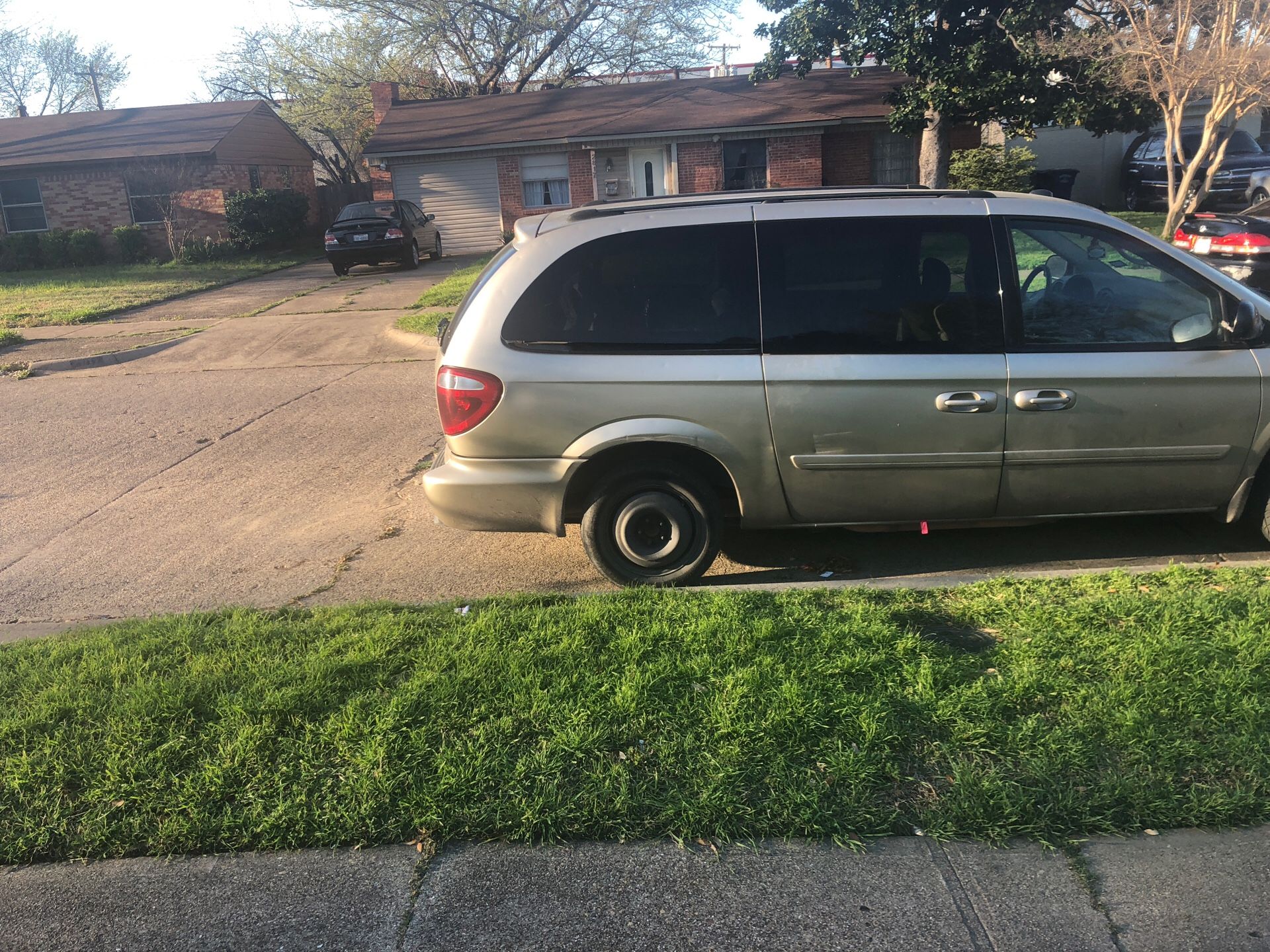 Nesesito las llantas con rrines originales para esta van I need the rims with original wheels for this van