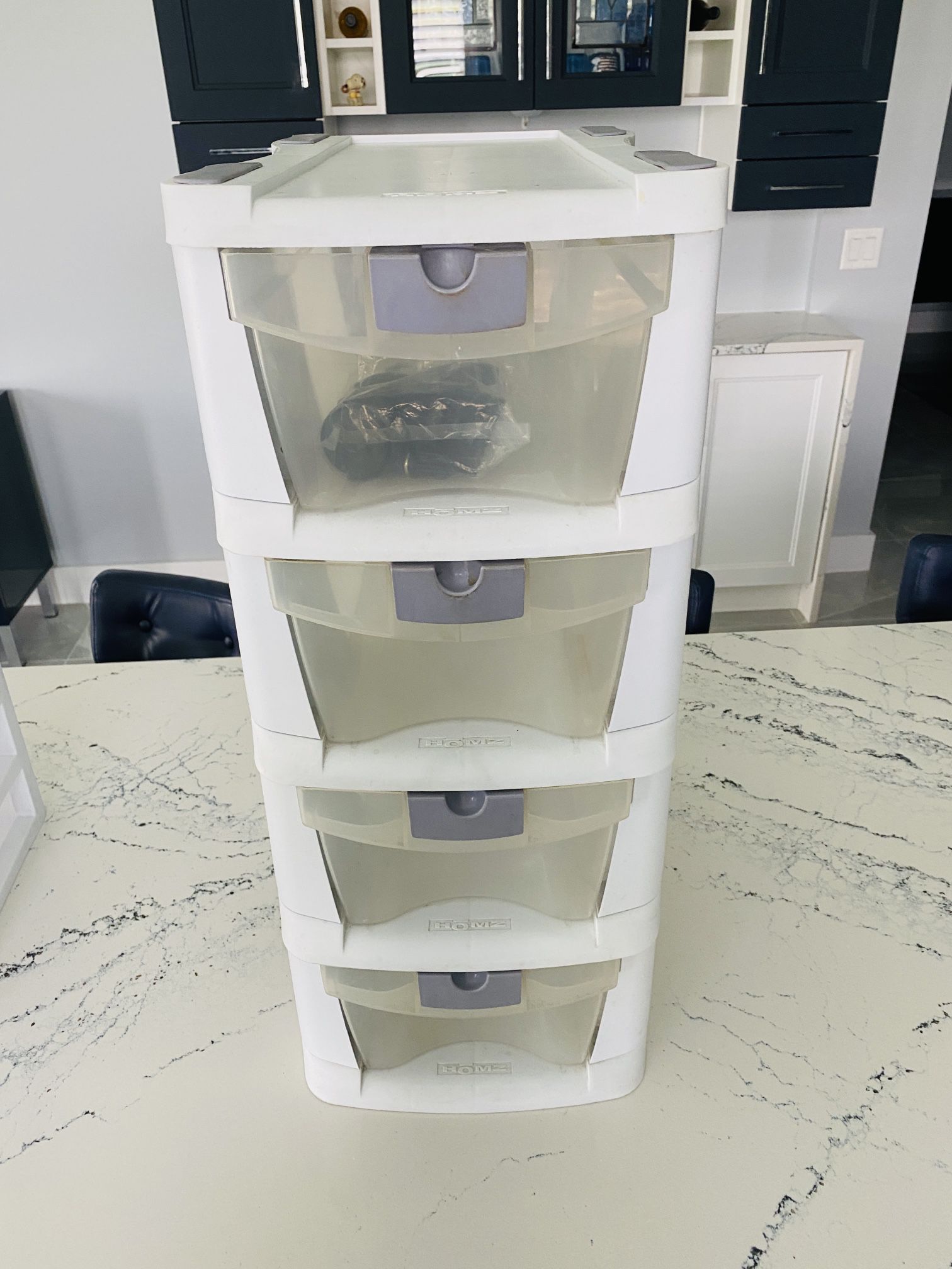 Assorted Rubbermaid Storage Containers 