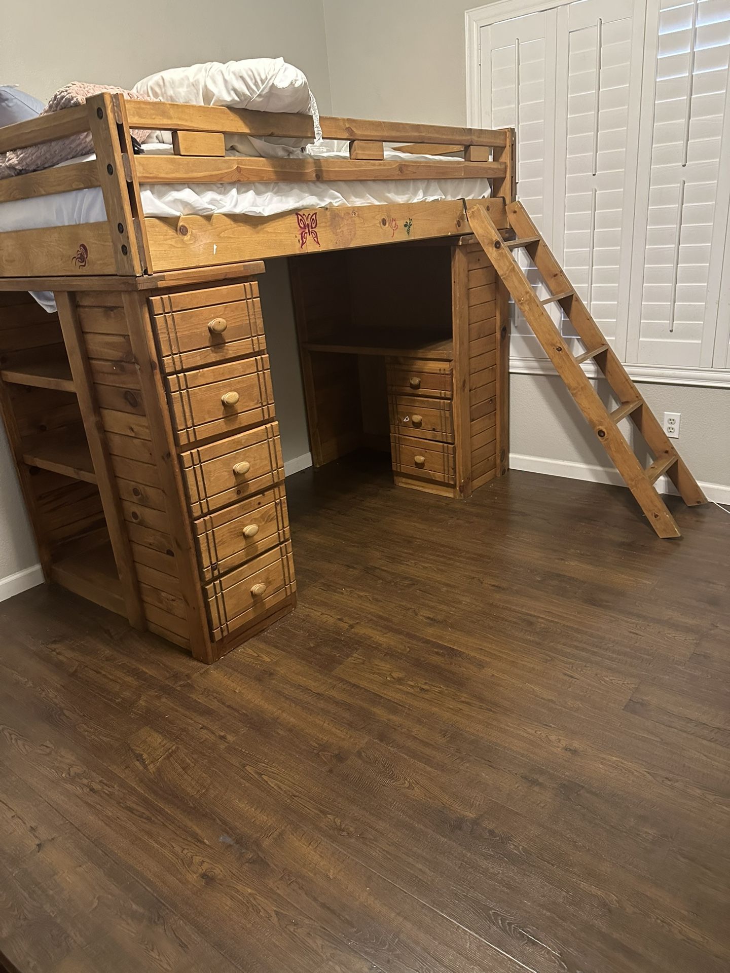 Wood bunkbed, built-in shelves desk ladder, lots of storage there’s a bunkbed that goes underneath it. Dresser