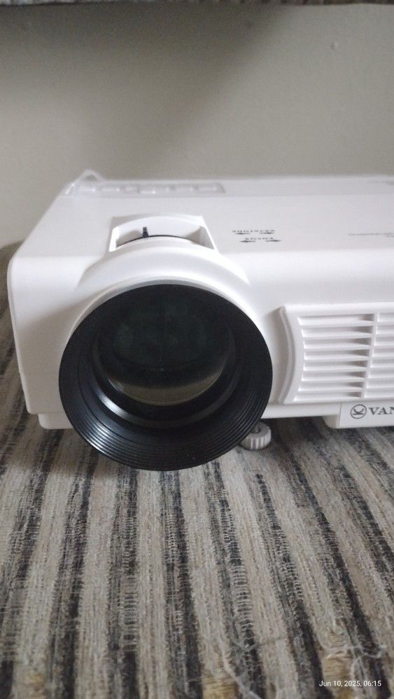 Vankyo Q5 Leisure 3 Mini LED LCD Projector Up to 200" Inch With 65,000 Hours LED Lamp Like New Condition Brand New Tripod Included This Package