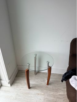 Matching glass end tables (Set)
