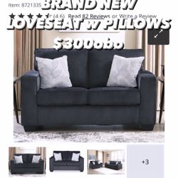 Loveseat w pillows 