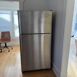 32” Whirlpool Refrigerator Good Condition Only Use Couple Year $100