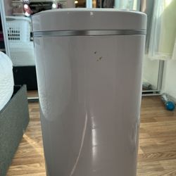 Munchkin STEP Diaper Pail, Powered by Arm & Hammer