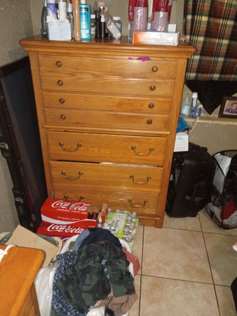 Moving ASAP , All Dressers, The Kitchen Table With 4 Chairs , Etc Need Gone ASAP 