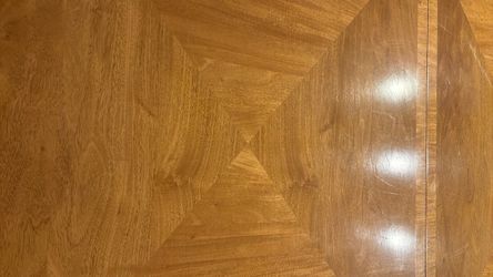 Dining table, 8 chairs and 2 leaves