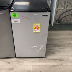 MAGIC CHEF HMR440SE MINI FRIDGE