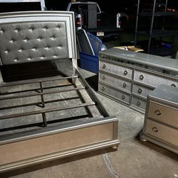 Queen Bedroom Set Bed Frame Dresser and Nightstand 