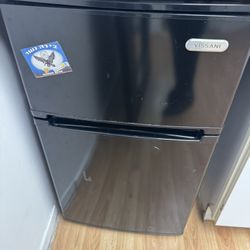 Black Vissani Mini Fridge – Works Great