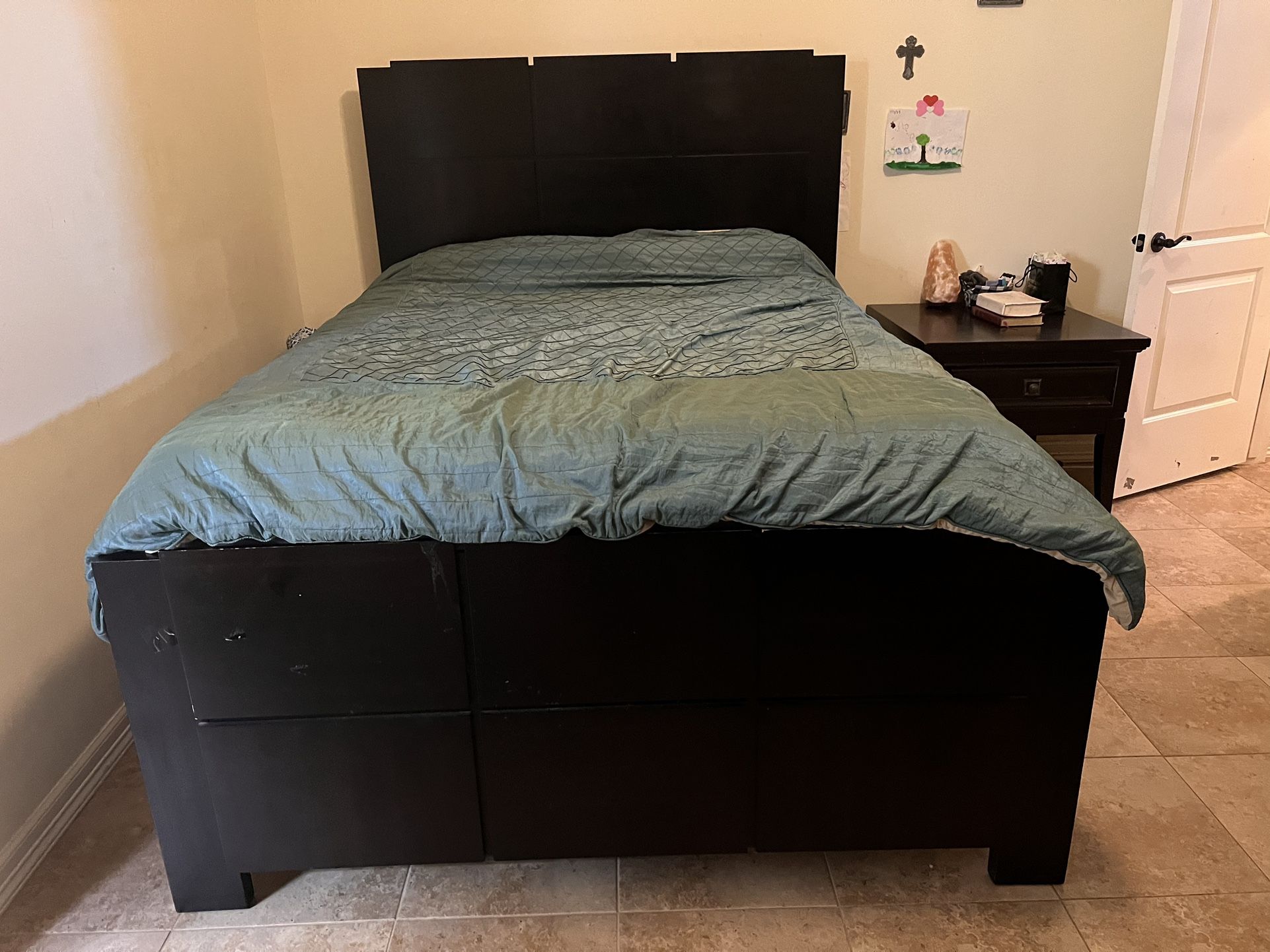 Entire Queen Bedroom Set , 2 Night Stands , Dresser With Mirror