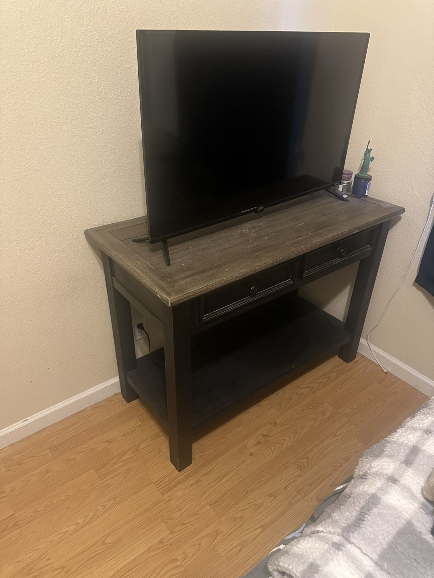 TV table With Drawers
