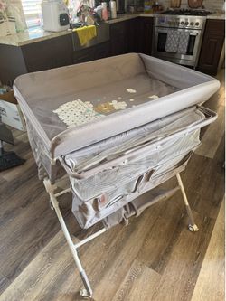 Table changing station