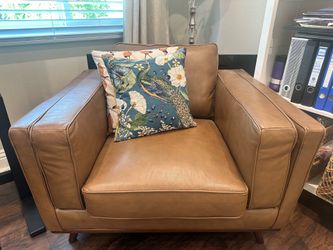 Leather love seat in excellent condition