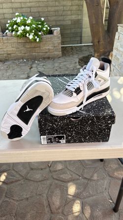 Air Jordan 4 Retro Neutral Grey Size 7 (men) / 8.5. (Women’s )