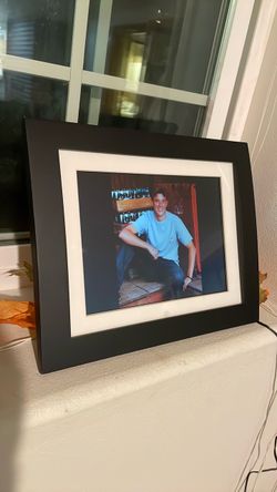 Digital Photo Frame Black with White Mat
