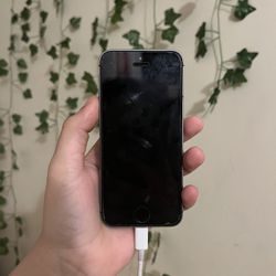 Iphone 5 (space grey, 16 gb, unlocked) *TAKING OFFERS*