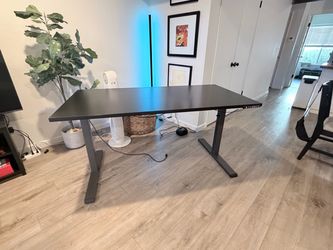Motorized standing Desk
