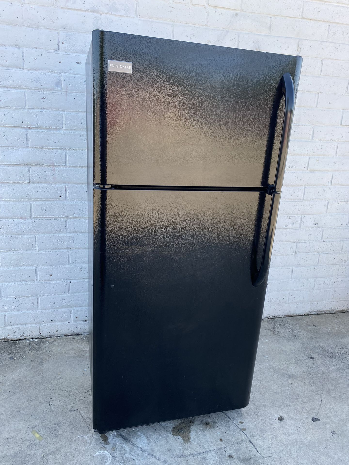 Frigidaire Top And Bottom Fridge for Sale in San Antonio, TX OfferUp