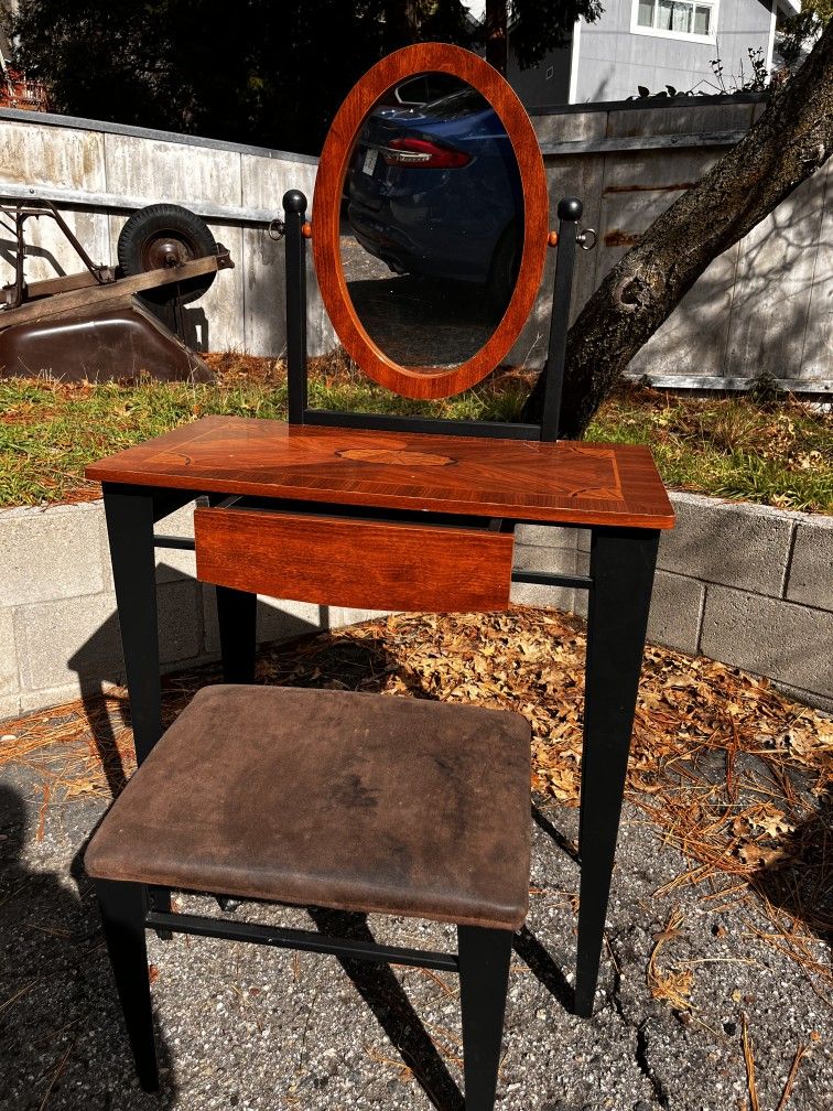 Small Vanity With Merror And Stool