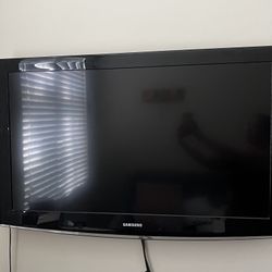 Samsung TV, 40” With Wall Mount (not Smart Tv)