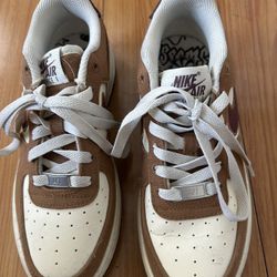 Nike: Nike Air Force 1 '07 LV8 1 (LT British Tan/Burgundy Crush)