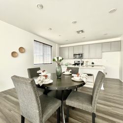 Dining Room Table & Chairs