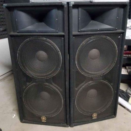 2 Yamaha speaker S215V for Sale in Fontana, CA - OfferUp