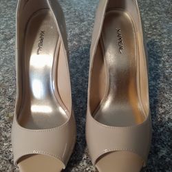 Woman's High Heel Shoes Size 5