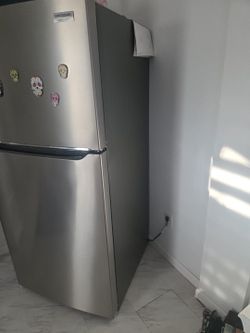 Frigidaire Gallery Top-Freezer Refrigerator Stainless Steel