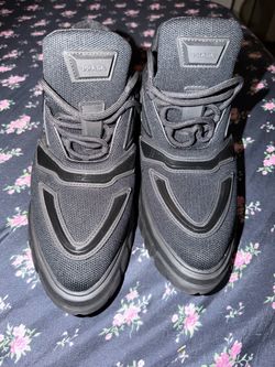 Sneakers size 10