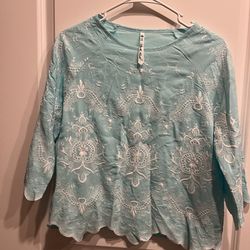 Leo & Nicole Women PS Tunic Soft Blue Embroidered Lace Scalloped Trim Top. 