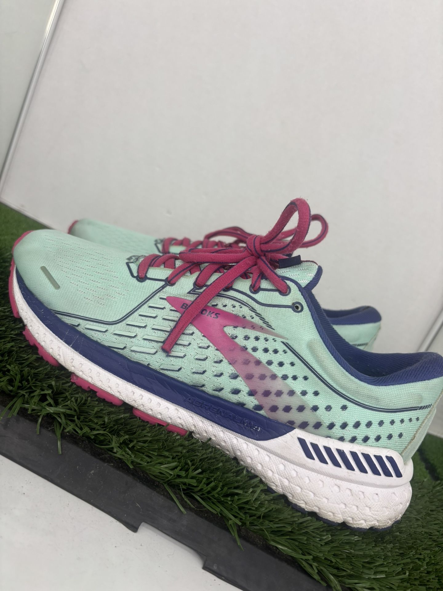 Women's Sz 8.5 Brooks Adrenaline GTS 21 Running Shoe Yucca/Navy Blue/Pink