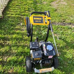 DEWALT
3600 PSI 2.5 GPM Cold Water Gas Professional Pressure Washer with HONDA GX200 Engine