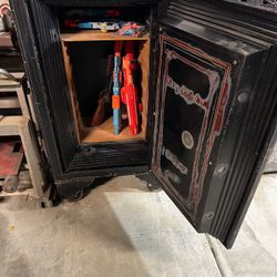 Antique Vintage Gun Safe Heavy Metal USA vault Security Fire