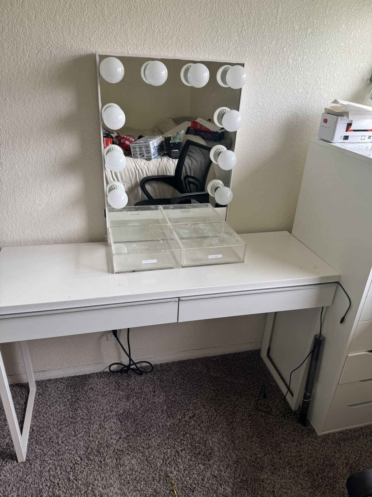 IKEA besta burs Table/Vanity W/ impressions Vanity Mirror