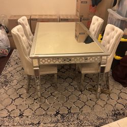 Dining table with 4 upholstered chairs – good condition