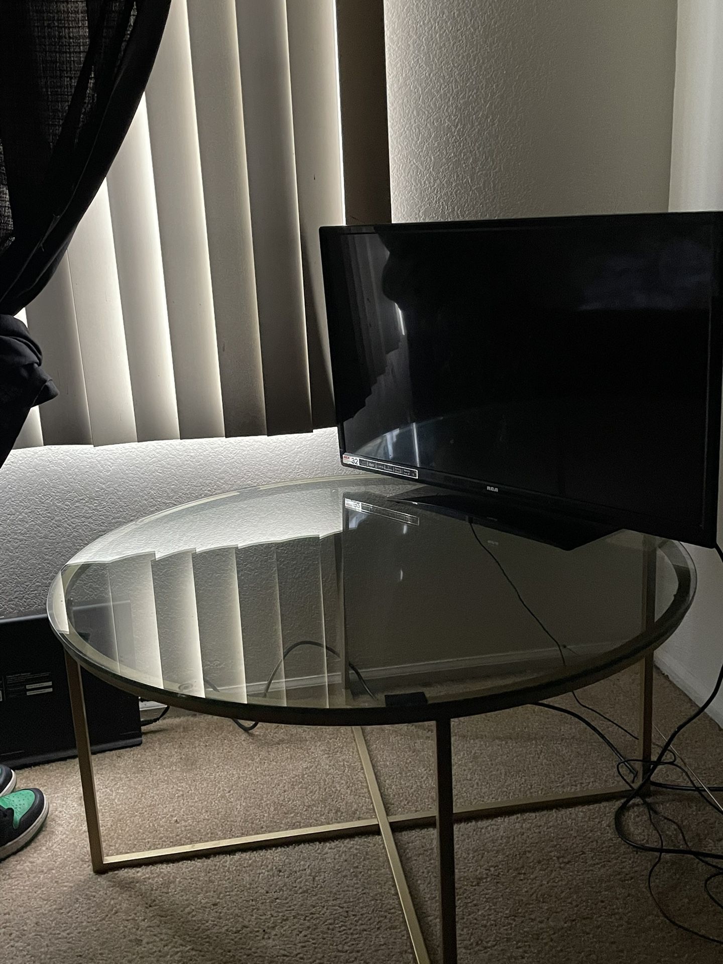32inch RCA Flatscreen TV, Round Glass Table