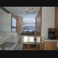 Camper RV On Truck Lance 2014 Model 1181