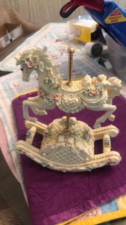 MERRY GO ROUND!  Carousel Musical Horse.