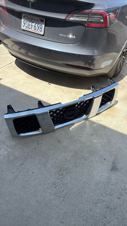 04-07 NISSAN ARMADA /Titan GRILLE CHROME/BLACK
