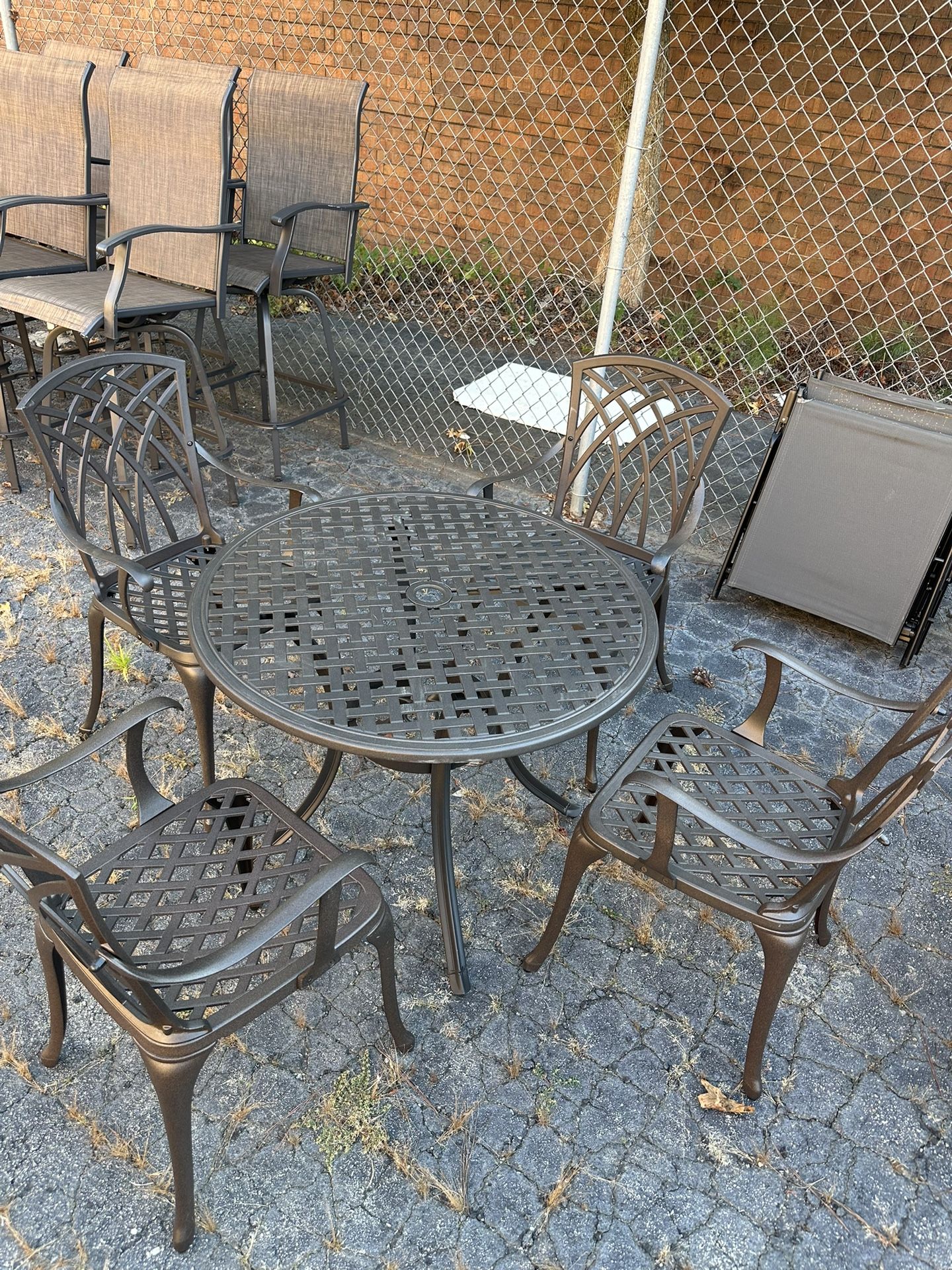 5 PCs Patio Furniture Set, Round Outdoor Dining Table With 4 Chairs